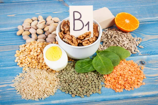 Ürün ve malzemeler içeren vitamin B1 ve diyet lifi, sağlıklı beslenme — Stok fotoğraf