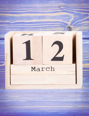 12 Mart. Ahşap küp takvim üzerinde 12 Mart tarihi
