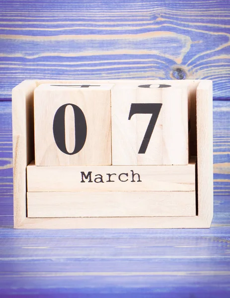 7. März. Datum 7. März auf Holzwürfel-Kalender — Stockfoto