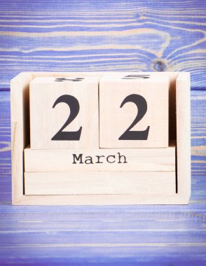 22 Mart. Ahşap küp takvim üzerinde 22 Mart tarihi
