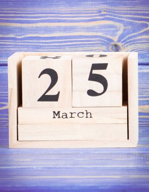25 Mart. Tarihi ahşap küp takvim üzerinde 25 Mart