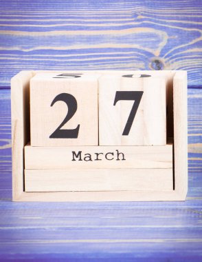 27 Mart. Ahşap küp takvim üzerinde 27 Mart tarihi