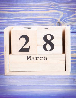 28 Mart. Ahşap küp takvim üzerinde 28 Mart tarihi