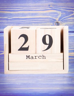 29 Mart. Ahşap küp takvim üzerinde 29 Mart tarihi