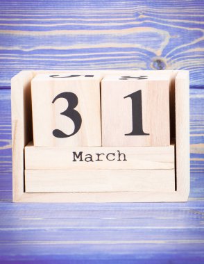 31 Mart. Ahşap küp takvim üzerinde 31 Mart tarihi