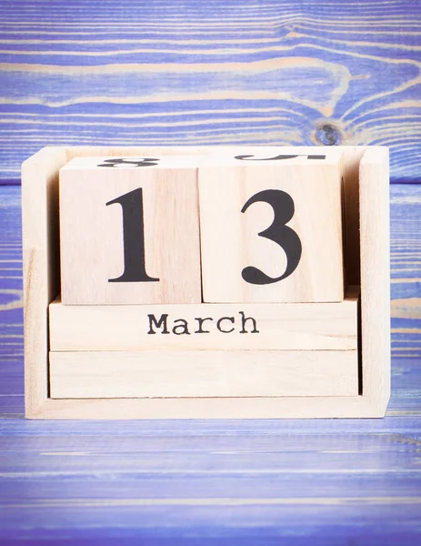 Le 13 mars. Date du 13 mars sur calendrier cube en bois — Photo