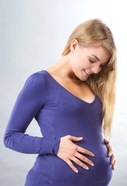 Ευτυχισμένος έγκυος γυναίκα που αγγίζουν την κοιλιά της, περιμένοντας για το μωρό — Φωτογραφία Αρχείου