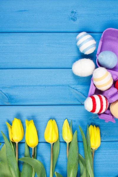 Bouquet de tulipes fraîches et oeufs de Pâques enveloppé de laine, décoration de Pâques, espace de copie pour le texte — Photo