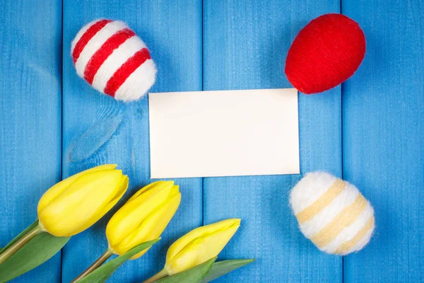 新鲜的郁金香和复活节鸡蛋裹着羊毛字符串、 复活节装饰，纸页上的文本副本空间 — 图库照片