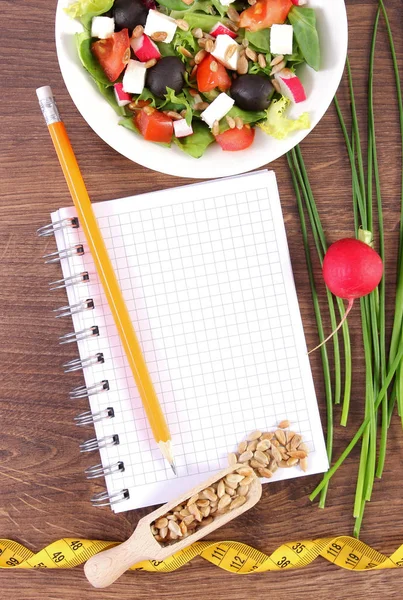 Salada grega fresca com legumes, centímetro e bloco de notas para escrever notas, nutrição saudável e conceito de emagrecimento — Fotografia de Stock