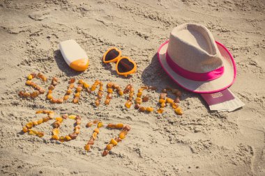 Yazıt yaz 2017, aksesuarlar, güneşlenme ve pasaport ve para birimlerinin dolar kum plaj, yaz saati