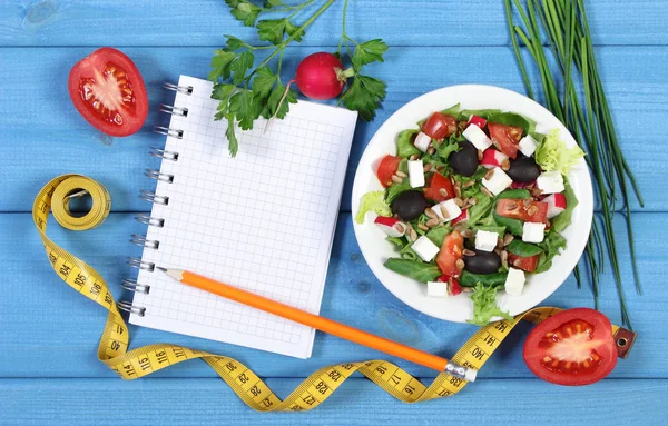 Salade grecque aux légumes, centimètre et bloc-notes pour notes, aliments sains et concept minceur — Photo