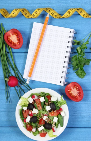 Insalata greca con verdure, centimetro e blocco note per note, cibo sano e concetto di dimagrimento — Foto Stock