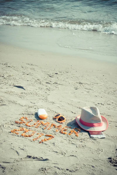 Επιγραφή καλοκαίρι του 2017, αξεσουάρ για ηλιοθεραπεία και διαβατήριο με δολάριο νομίσματα στην άμμο στην παραλία, θερινή ώρα — Φωτογραφία Αρχείου