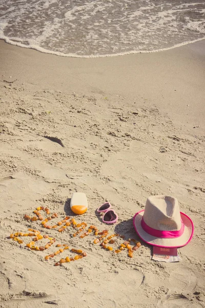 Felirat nyári 2017-ig, tartozékok napozás és útlevél valuták euróval homok strandon, nyári idő — Stock Fotó