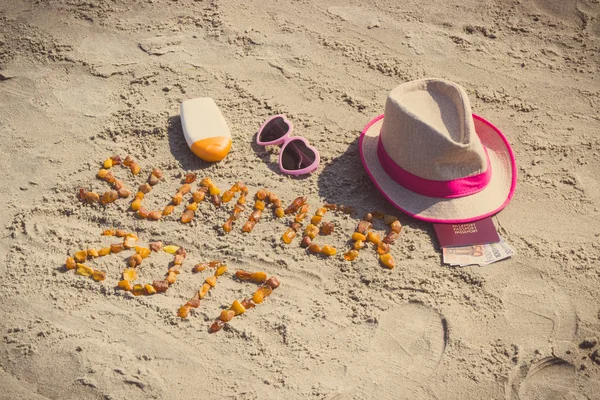 Inschrijving zomer 2017, accessoires voor zonnebaden en paspoort met valuta euro op zand op het strand, zomertijd — Stockfoto