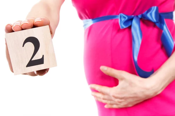 Hand van de tweede maand van de zwangerschap, pasgeboren concept verwacht aantal vrouw weergegeven: — Stockfoto