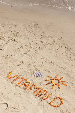 Zaman ve sağlıklı yaşam tarzı tıbbi hapları, yazıt vitamin D ve kum Beach, tarih Pzr şeklinde yaz