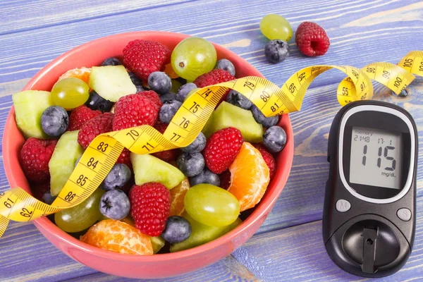 Σαλάτα από φρέσκα φρούτα, glucometer και εκατοστό, διαβήτη, υγιεινό τρόπο ζωής και διατροφής της έννοιας — Φωτογραφία Αρχείου