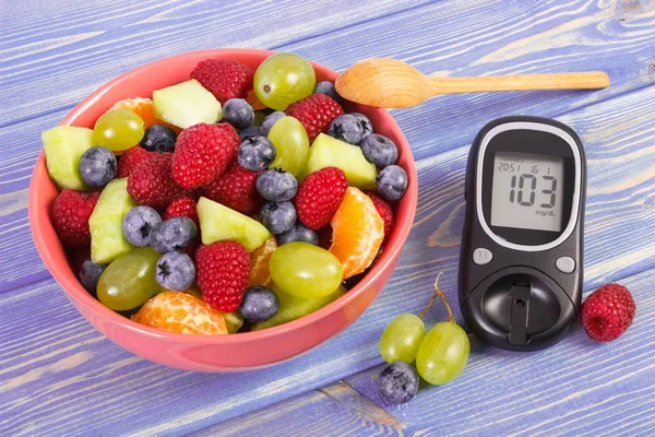 Friss gyümölcs saláta és glükométer, cukorbetegség, egészséges életmód és táplálkozási koncepció — Stock Fotó