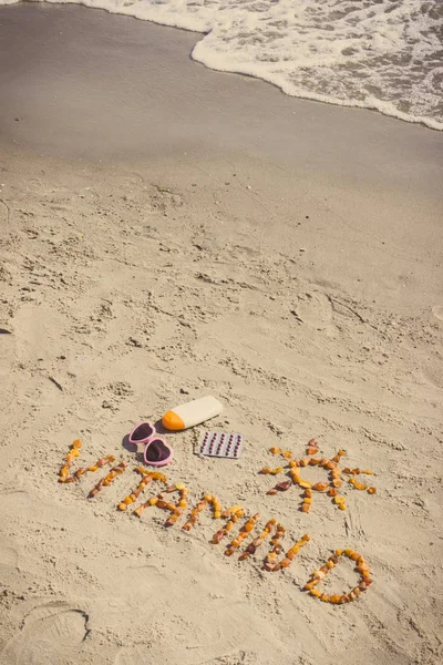 빈티지 사진, 의료 약, 비문 비타민 D와 모래 해변에 일광욕을 위한 액세서리 — 스톡 사진