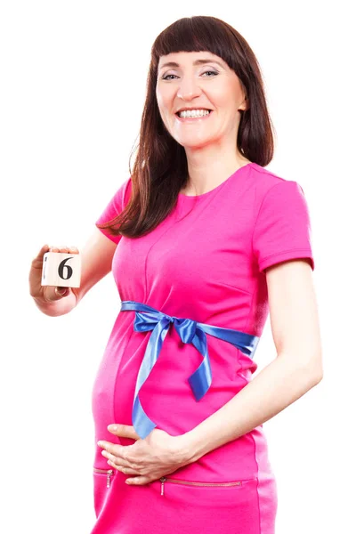 妊娠中の女性は、妊娠、新生児用を期待しての概念の 6 月の数を示す — ストック写真