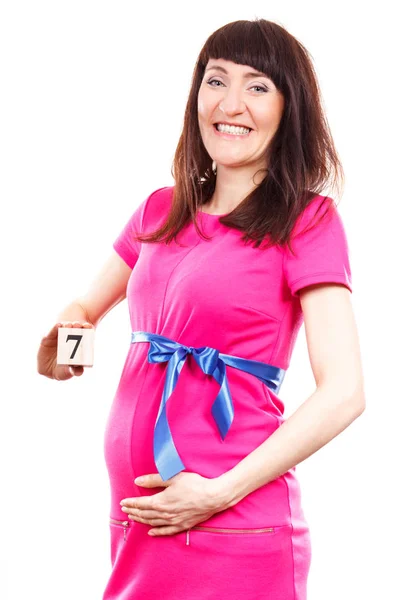 妊娠中の女性は妊娠、新生児用を期待しての概念の第七の月の数を示す — ストック写真