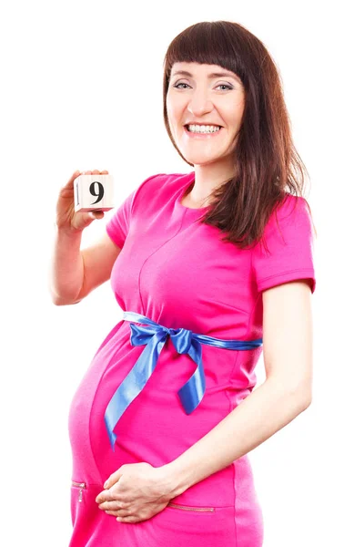 Donna incinta che mostra il numero del nono mese di gravidanza, concetto di attesa per il neonato — Foto Stock