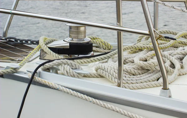 Iatismo, corda enrolada no veleiro, detalhes do iate — Fotografia de Stock