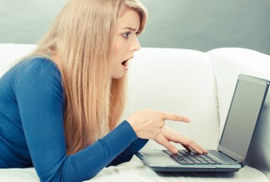 Vintage Fotoğraf, Surprised kadın kanepe gösteren laptop, modern teknoloji