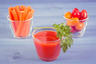 Vintage Fotoğraf, domates suyu ve mavi masa, sağlıklı beslenme sebze