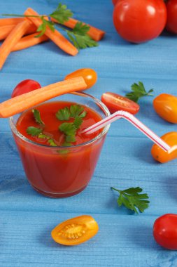 Domates suyu ve baharat mavi kurulu, sağlıklı beslenme ile sebze