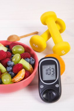 Taze meyve salatası, Şeker Ölçüm ve halter, diyabet, sağlıklı yaşam ve beslenme kavramı