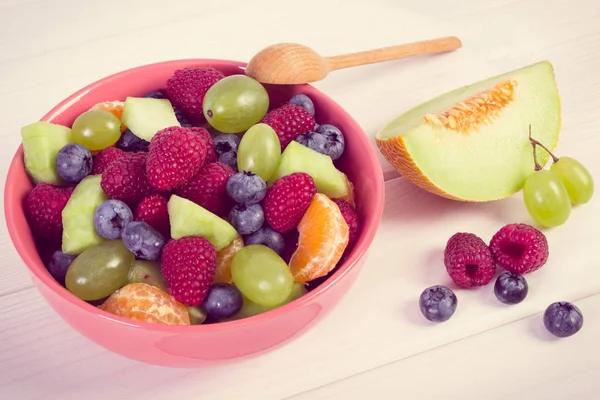 Vintage foto, verse fruitsalade in glazen kom, gezonde voeding concept — Stockfoto