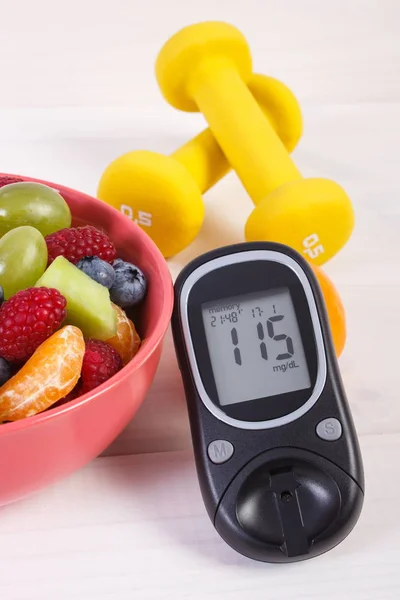 Färsk fruktsallad, Glukometer och hantlar, diabetes, hälsosam livsstil och kost koncept — Stockfoto