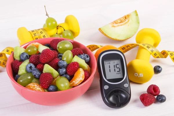 Ensalada de frutas frescas, glucosímetro, centímetro y mancuernas, diabetes, estilo de vida saludable y concepto nutricional — Foto de Stock
