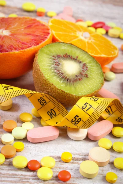 自然の果物、センチメートルと医療の丸薬、痩身、健康的な栄養の選択と医療サプリメントします。 — ストック写真