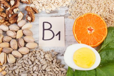 Ürün ve malzemeler içeren vitamin B1 ve diyet lifi, sağlıklı beslenme