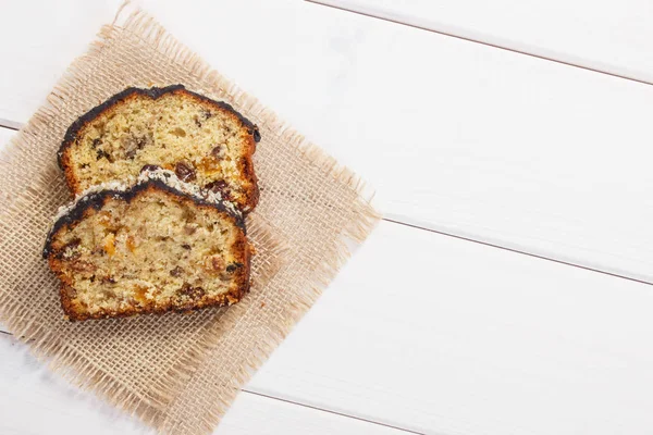 Pastel de frutas recién horneado en pizarras blancas, espacio de copia para el texto — Foto de Stock