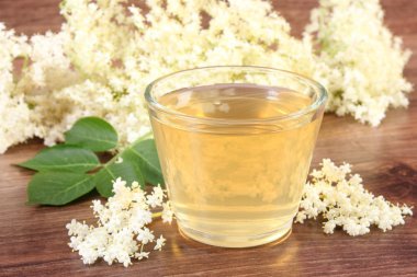 Rustik kurulu taze sağlıklı suyu ve mürver çiçekleri