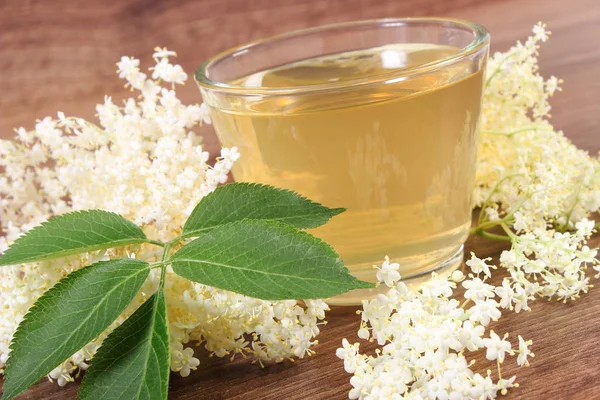 Rustik kurulu taze sağlıklı suyu ve mürver çiçekleri