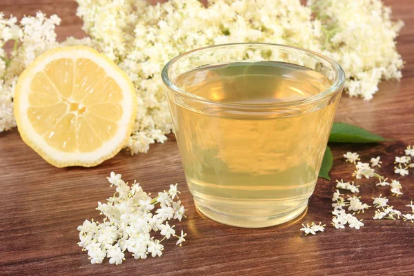 Свежий здоровый сок, бузины и лимон на деревенской доске — стоковое фото