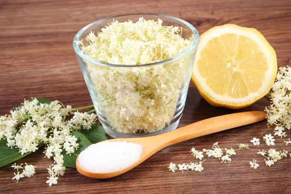 Flores de saúco e ingredientes para preparar jugo en tablero rústico — Foto de Stock
