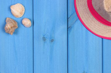 Hasır şapka ve aksesuarlar, yaz, mavi ahşap kurullarında seashells metin için yer kopyalayın