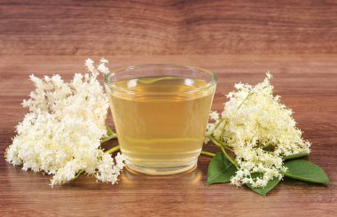 Rustik kurulu taze sağlıklı suyu ve mürver çiçekleri