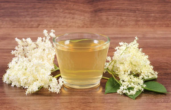 Rustik kurulu taze sağlıklı suyu ve mürver çiçekleri