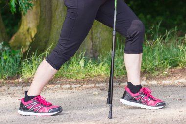 Yaşlı kadın kıdemli yürüyüşü, Yaşlılıkta sportif yaşam pratik bacakları