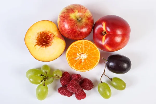 Frutas maduras frescas no fundo branco — Fotografia de Stock