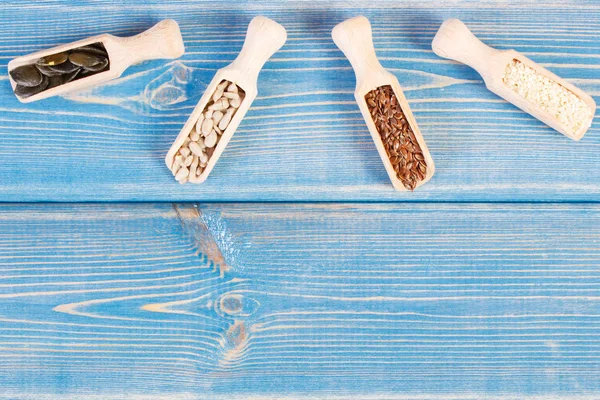 Lijnzaad, zonnebloem, pompoen en sesam zaden, gezonde voeding concept, kopiëren ruimte op planken — Stockfoto