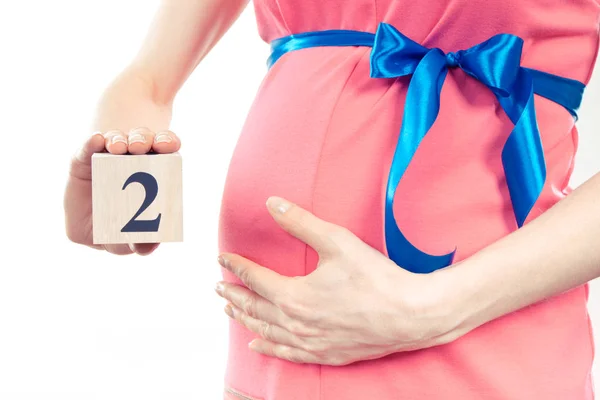 Vintage foto, Hand van vrouw weergegeven: aantal tweede maand van de zwangerschap, verwacht voor pasgeboren concept — Stockfoto